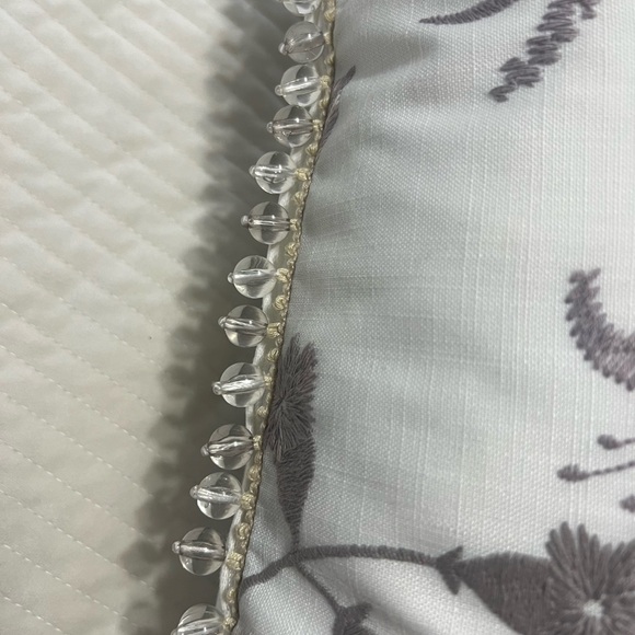 EASTERN ACCENTS / NAOMI FLORAL ACCENT PILLOW IN LILAC (2 Pillows) - Picture 12 of 16